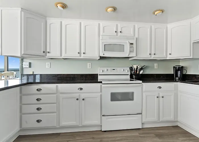 Ocean Getaway Capri 2br W Ocean Views, Pool, Fitness Center Holiday home