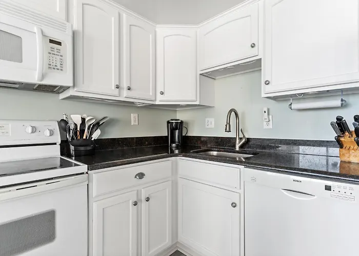 Holiday home Ocean Getaway Capri 2br W Ocean Views, Pool, Fitness Center *